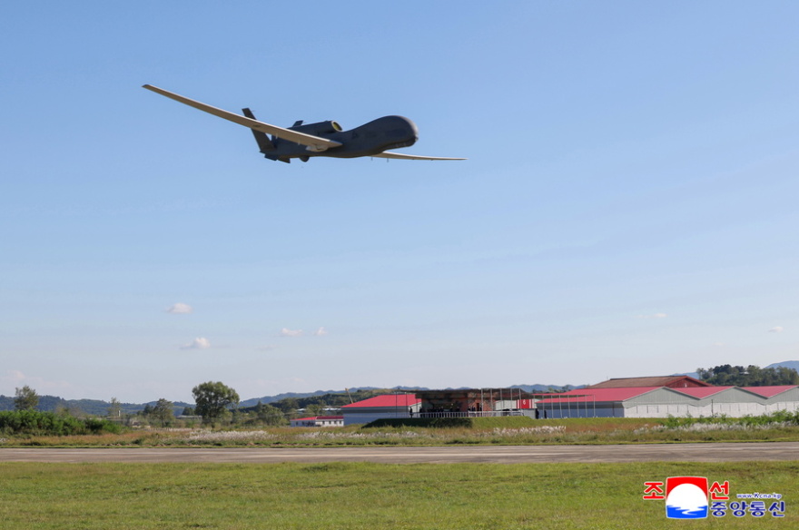 Ο Κιμ Γιονγκ Ουν παρακολούθησε δοκιμές drones εφόρμησης και αξίωσε «ταχεία ανάπτυξη των τεχνολογιών AI»