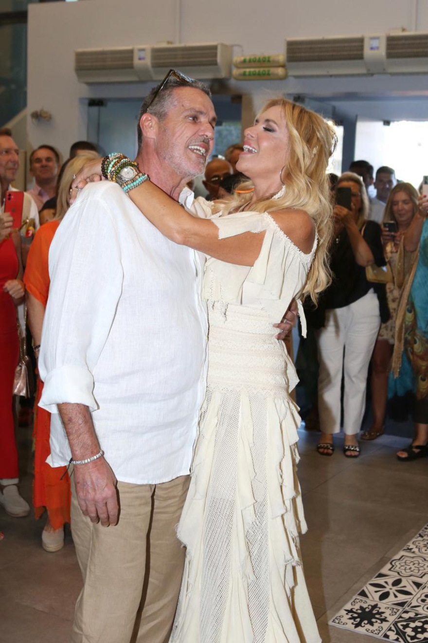 Η Μαίρη Μηλιαρέση παντρεύτηκε τον σύντροφό της - Δείτε βίντεο και φωτογραφίες