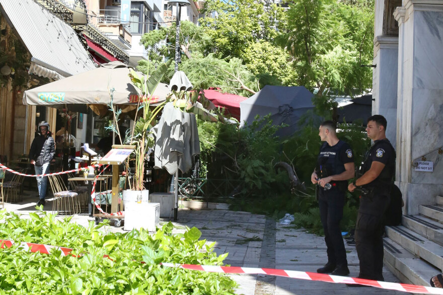 Έπεσε δέντρο στην πλατεία Αγίας Ειρήνης, στο κέντρο της Αθήνας - Δύο τραυματίες, δείτε βίντεο και φωτογραφίες