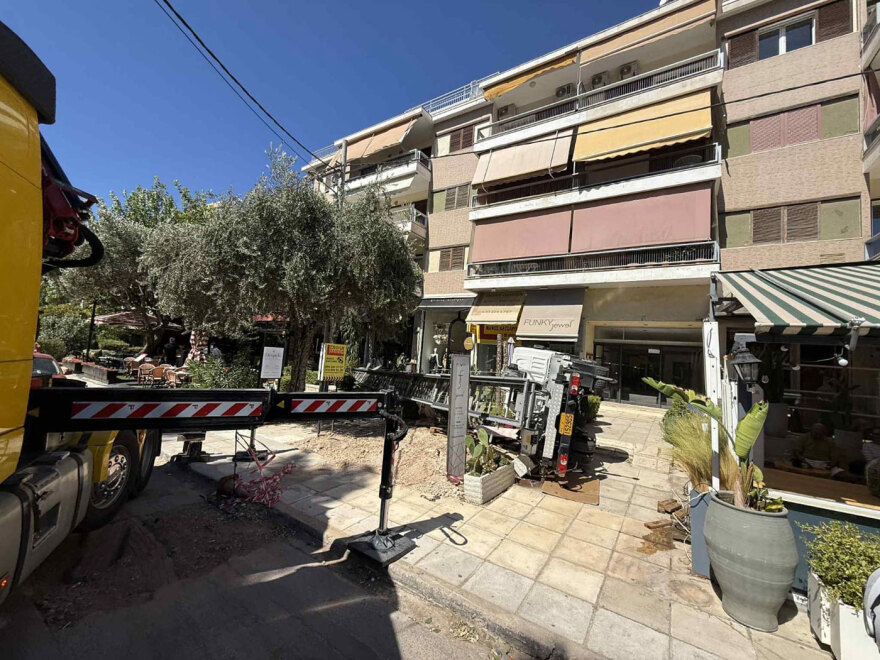 Γλυφάδα: Γερανός έπεσε σε τραπέζια καφετέριας, δεν υπάρχουν τραυματίες - Διεκόπη η κυκλοφορία επί της οδού Φοίβης 