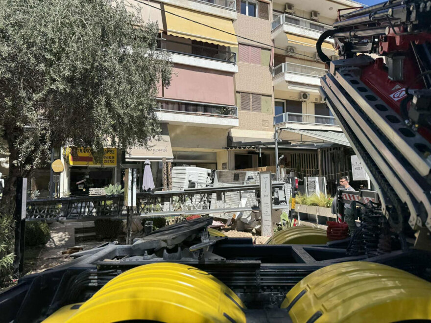Γλυφάδα: Γερανός έπεσε σε τραπέζια καφετέριας, δεν υπάρχουν τραυματίες - Διεκόπη η κυκλοφορία επί της οδού Φοίβης
