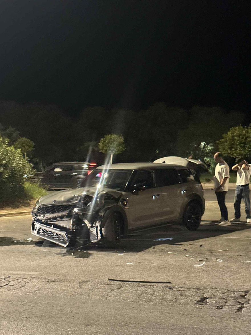 Σοβαρό τροχαίο σε γνωστή «καρμανιόλα» της Παραλιακής - Σώοι οι 30χρονοι οδηγοί, δείτε φωτογραφίες και βίντεο