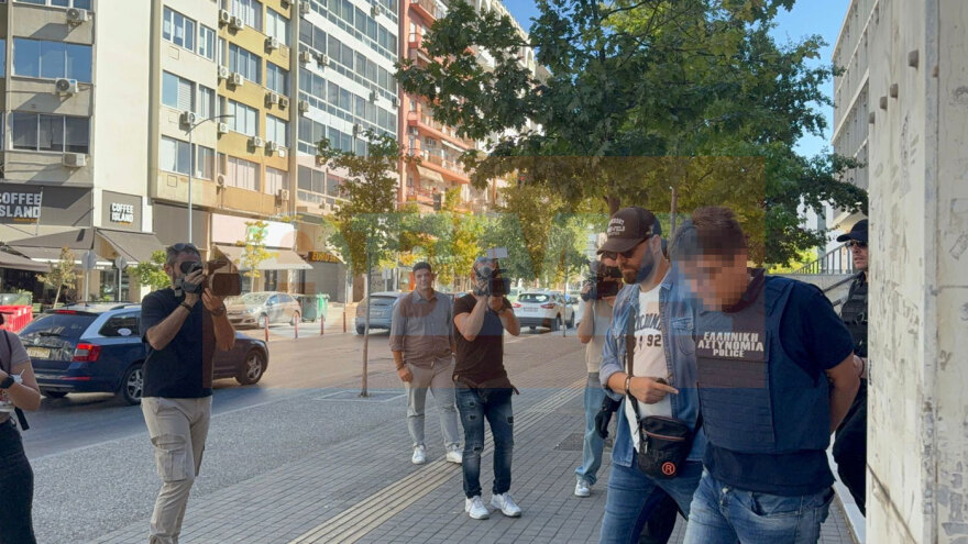 Στον εισαγγελέα με ισχυρές αστυνομικές δυνάμεις και αλεξίσφαιρο ο 50χρονος που έπνιξε με σακούλα την αδερφή του στη Θεσσαλονίκη