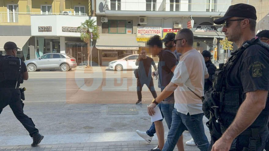 Στον εισαγγελέα με ισχυρές αστυνομικές δυνάμεις και αλεξίσφαιρο ο 50χρονος που έπνιξε με σακούλα την αδερφή του στη Θεσσαλονίκη