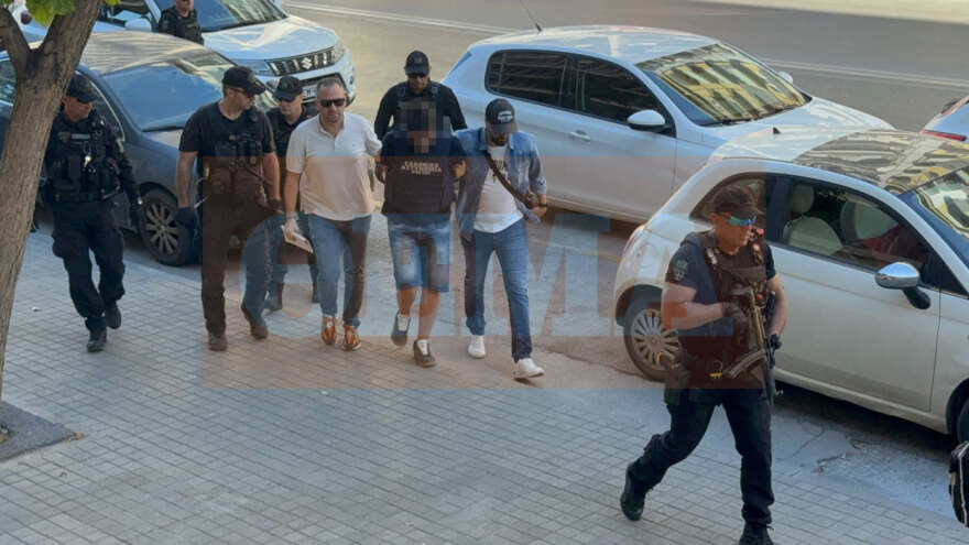 Στον εισαγγελέα με ισχυρές αστυνομικές δυνάμεις και αλεξίσφαιρο ο 50χρονος που έπνιξε με σακούλα την αδερφή του στη Θεσσαλονίκη