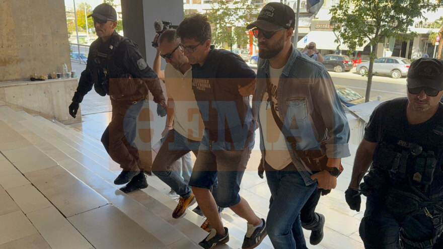 Στον εισαγγελέα με ισχυρές αστυνομικές δυνάμεις και αλεξίσφαιρο ο 50χρονος που έπνιξε με σακούλα την αδερφή του στη Θεσσαλονίκη