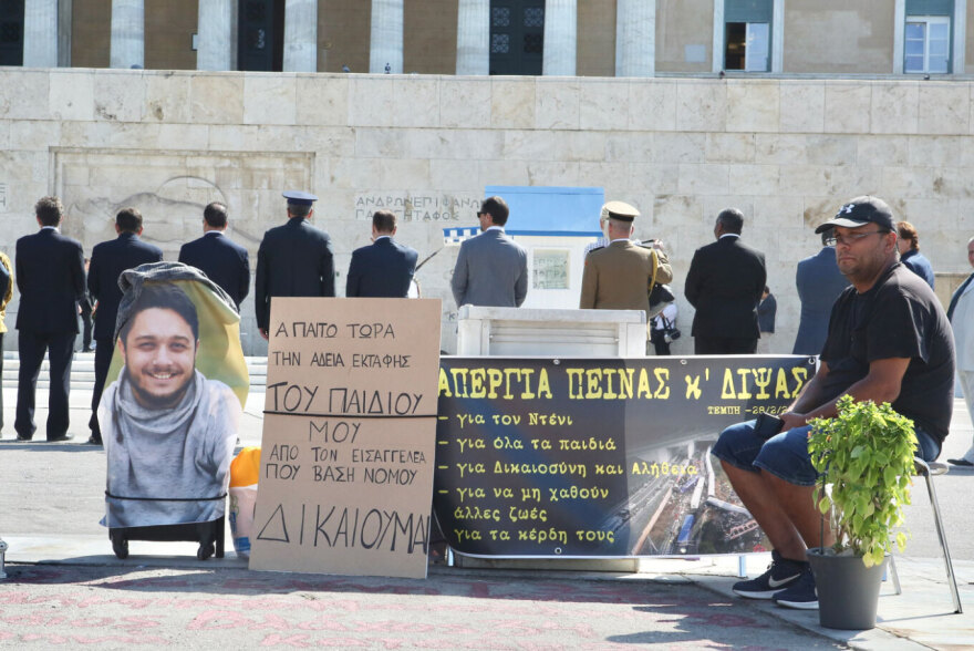 Στο Σύνταγμα η Μαρία Καρυστιανού στο πλευρό του Πάνου Ρούτσι στην απεργία πείνας