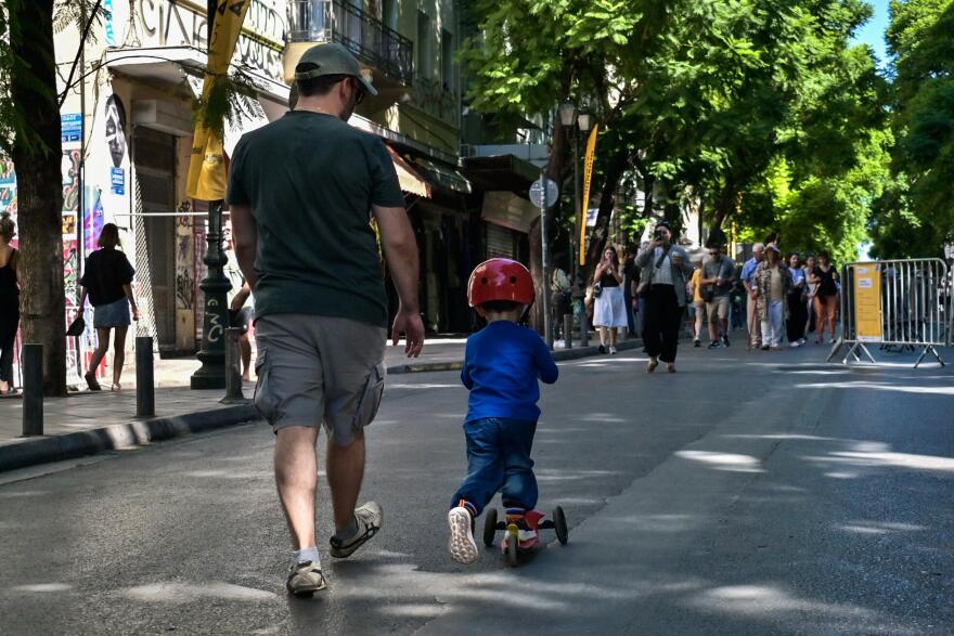 Φωτογραφίες από την ημέρα «Αθήνα Χωρίς Αυτοκίνητο» - Έκαναν γιόγκα στους δρόμους του κέντρου