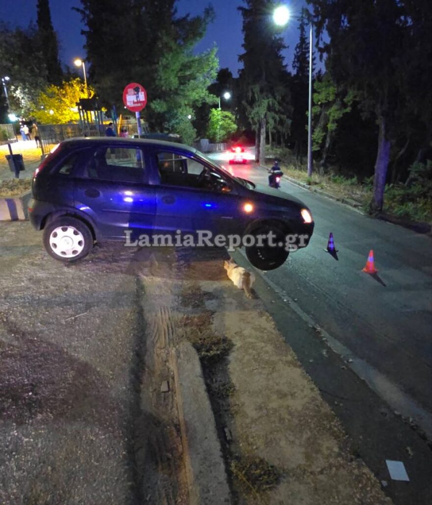 Λαμία: Οδηγός ανέβηκε ανάποδα σε δρόμο και «κρεμάστηκε» με το αυτοκίνητο - Βίντεο και φωτογραφίες