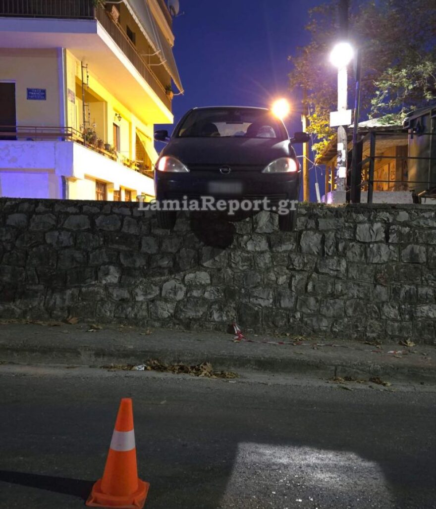 Λαμία: Οδηγός ανέβηκε ανάποδα σε δρόμο και «κρεμάστηκε» με το αυτοκίνητο - Βίντεο και φωτογραφίες