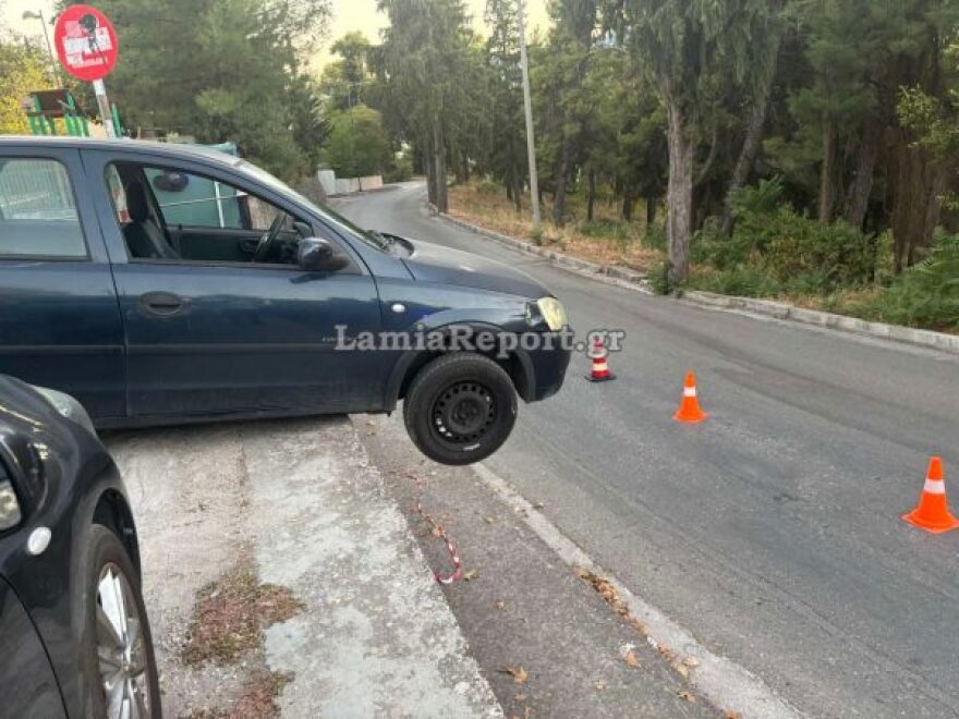 Λαμία: Οδηγός ανέβηκε ανάποδα σε δρόμο και «κρεμάστηκε» με το αυτοκίνητο - Βίντεο και φωτογραφίες