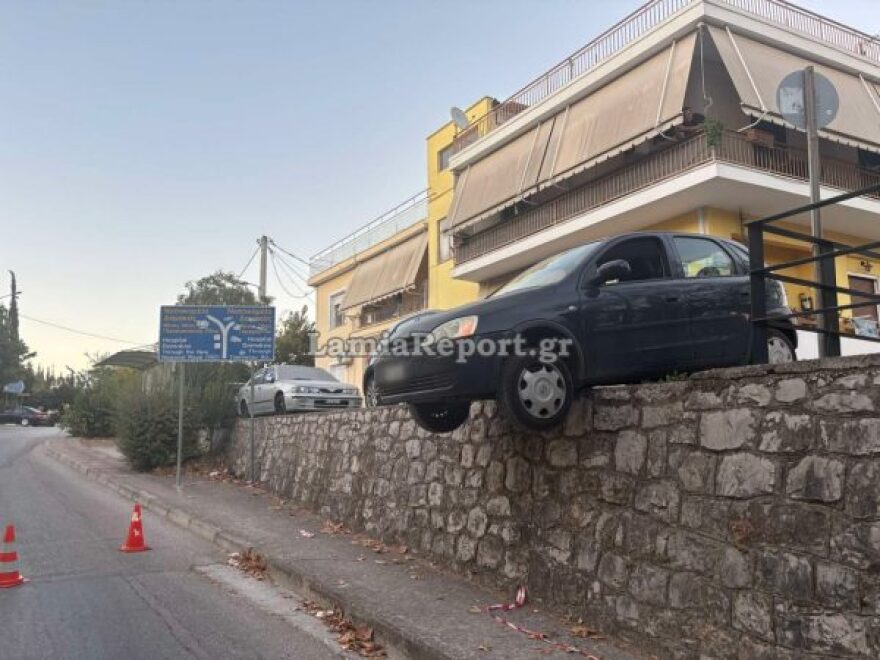 Λαμία: Οδηγός ανέβηκε ανάποδα σε δρόμο και «κρεμάστηκε» με το αυτοκίνητο - Βίντεο και φωτογραφίες