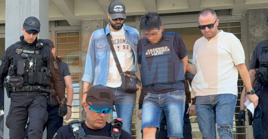 Στον εισαγγελέα με ισχυρές αστυνομικές δυνάμεις και αλεξίσφαιρο ο 50χρονος που έπνιξε με σακούλα την αδερφή του στη Θεσσαλονίκη