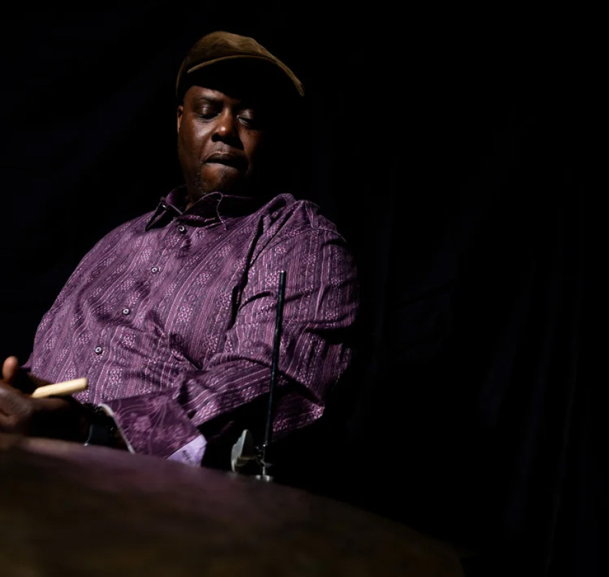      Ο κορυφαίος Αμερικανός ντράμερ και συνθέτης Johnathan Blake εμφανίζετε στο Αθηναϊκό