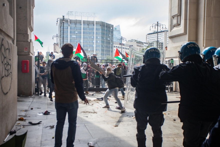 Απεργία αλληλεγγύης στην Παλαιστίνη στην Ιταλία - Επεισόδια με 12 τραυματίες στο Μιλάνο, δείτε φωτογραφίες