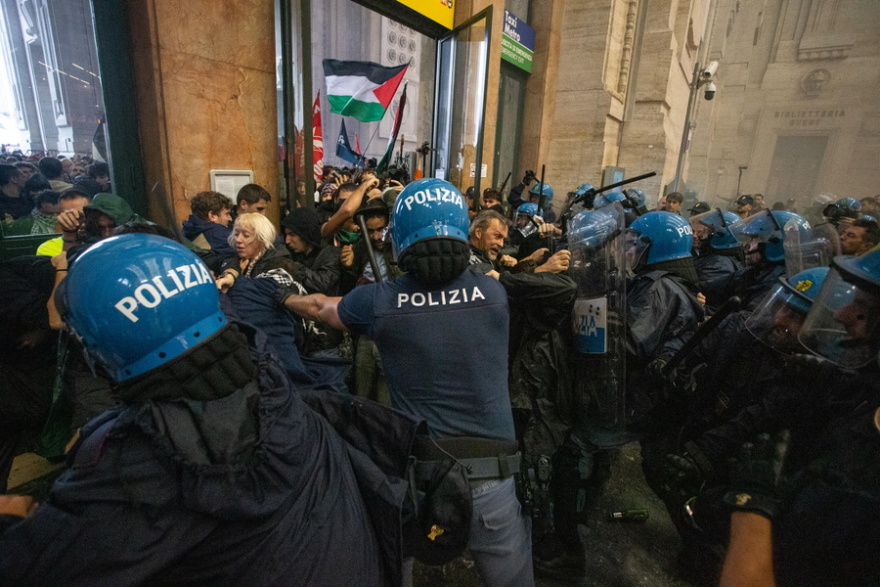 Απεργία αλληλεγγύης στην Παλαιστίνη στην Ιταλία - Επεισόδια με 12 τραυματίες στο Μιλάνο, δείτε φωτογραφίες