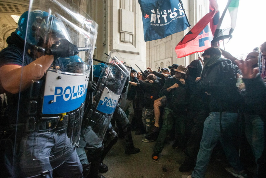 Απεργία αλληλεγγύης στην Παλαιστίνη στην Ιταλία - Επεισόδια με 12 τραυματίες στο Μιλάνο, δείτε φωτογραφίες