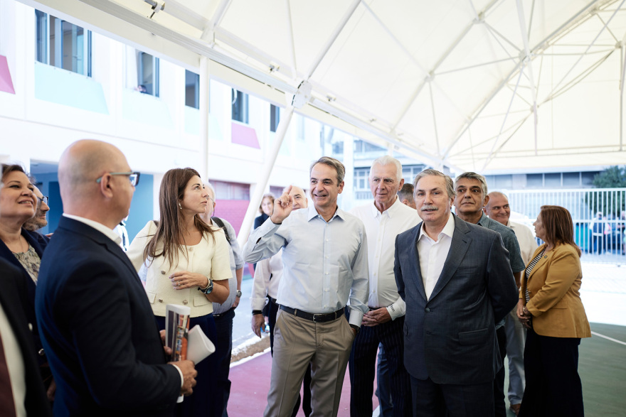 Στο Ωνάσειο Σχολείο Περιστερίου ο Μητσοτάκης: Η κυβέρνηση θα συνεχίσει να επενδύει συστηματικά στη δημόσια παιδεία