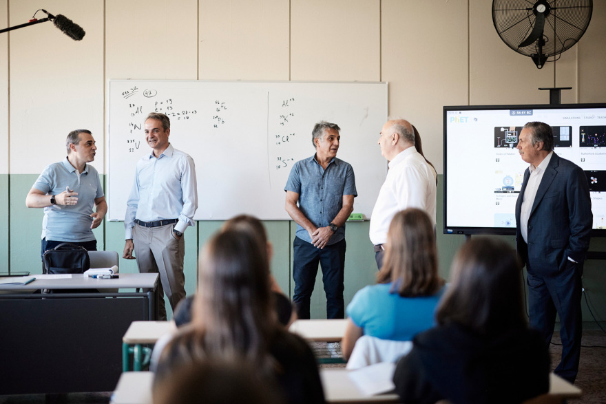 Στο Ωνάσειο Σχολείο Περιστερίου ο Μητσοτάκης: Η κυβέρνηση θα συνεχίσει να επενδύει συστηματικά στη δημόσια παιδεία