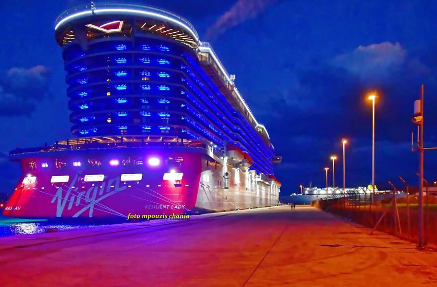 Το πολυτελές κρουαζιερόπλοιο μόνο για ενηλίκους που έμεινε ένα βράδυ στη Σούδα - Δείτε φωτογραφίες 