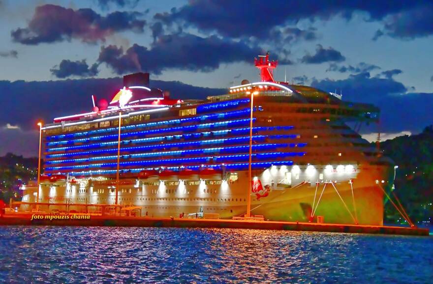 Το πολυτελές κρουαζιερόπλοιο μόνο για ενηλίκους που έμεινε ένα βράδυ στη Σούδα - Δείτε φωτογραφίες 