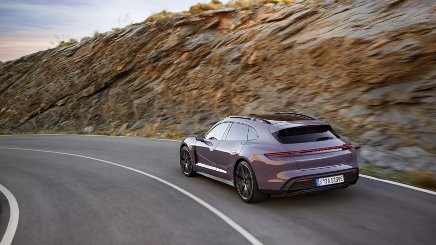 Η Porsche αναθεωρεί την ηλεκτρική στρατηγική της