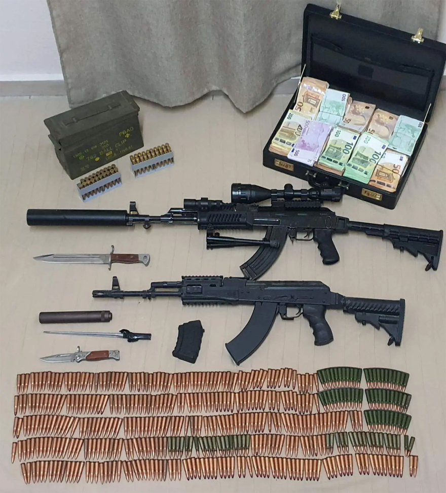 Συνελήφθη στη Σίφνο 48χρονος - Είχε στο σπίτι και στην επιχείρησή του καραμπίνες, πιστόλια και εκατοντάδες φυσίγγια
