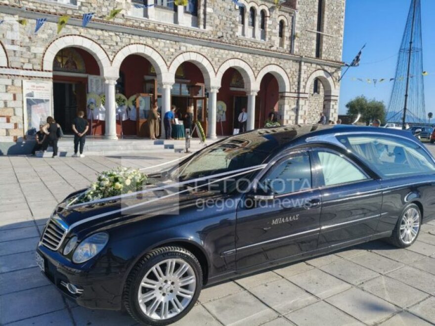 «Στο λατρευτό μας παλικάρι» - Κλίμα οδύνης στην κηδεία του 21χρονου Ιάσονα στο Βόλο