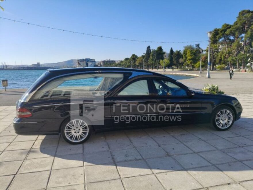 «Στο λατρευτό μας παλικάρι» - Κλίμα οδύνης στην κηδεία του 21χρονου Ιάσονα στο Βόλο