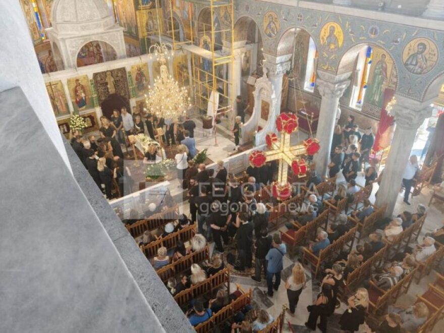 «Στο λατρευτό μας παλικάρι» - Κλίμα οδύνης στην κηδεία του 21χρονου Ιάσονα στο Βόλο