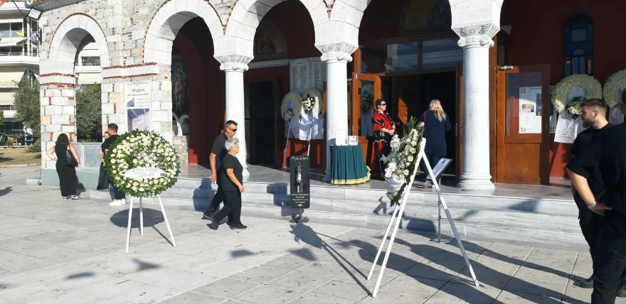 «Στο λατρευτό μας παλικάρι» - Κλίμα οδύνης στην κηδεία του 21χρονου Ιάσονα στο Βόλο