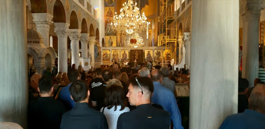 «Στο λατρευτό μας παλικάρι» - Κλίμα οδύνης στην κηδεία του 21χρονου Ιάσονα στο Βόλο