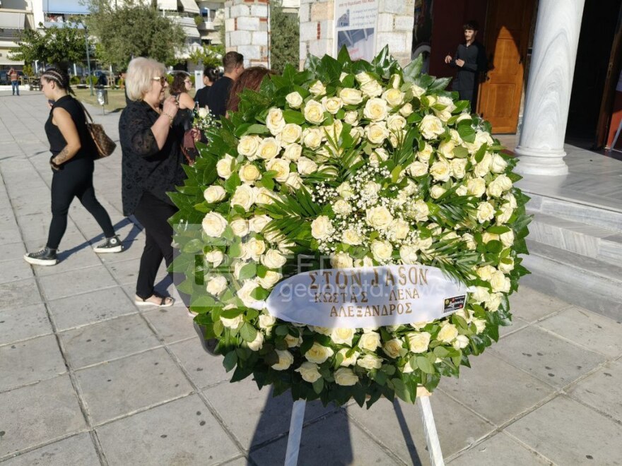 «Στο λατρευτό μας παλικάρι» - Κλίμα οδύνης στην κηδεία του 21χρονου Ιάσονα στο Βόλο