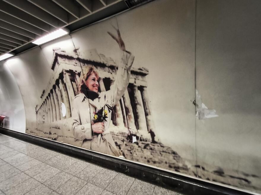 Θα αντικατασταθεί η φωτογραφία της Μελίνας Μερκούρη που βανδαλίστηκε στον σταθμό του Μετρό «Ακρόπολη»  - Δείτε φωτογραφίες