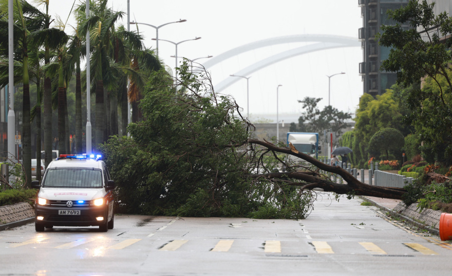 Χονγκ Κονγκ: Συγκλονιστικές εικόνες από το καταστροφικό πέρασμα του υπερτυφώνα Ραγκάσα – Δείτε βίντεο