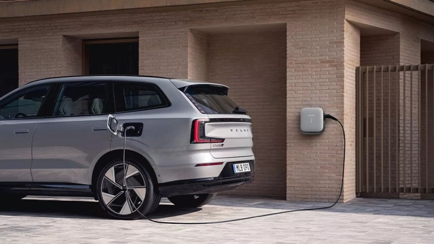 Η Volvo αναβαθμίζει το EX90
