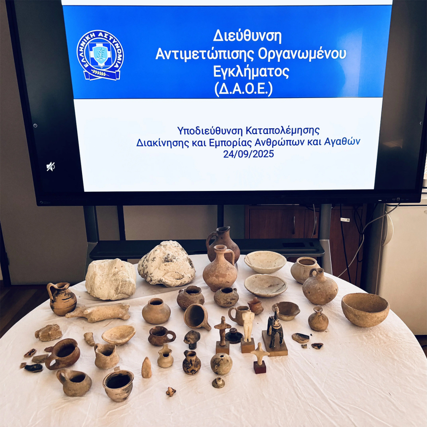 Μακάβριο εύρημα σε διαμέρισμα στην Αττική: Έμβρυο μέσα σε γυάλινο μπουκάλι εντόπισαν οι αστυνομικοί, δείτε φωτογραφίες