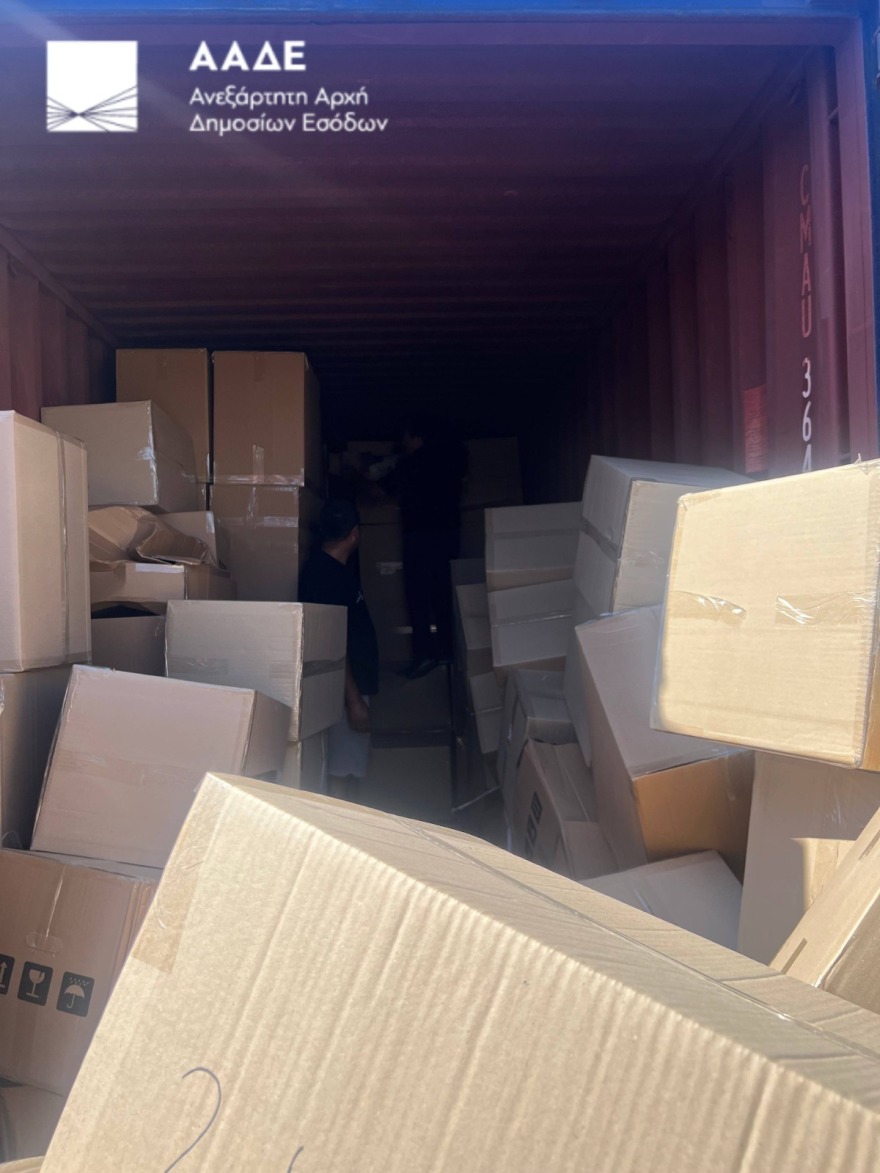Νέα υπόθεση λαθρεμπορίας με κινέζικα ρούχα και παπούτσια: Κατασχέθηκαν 17 κοντέινερ, πάνω από 1.600.000 ευρώ οι διαφυγόντες φόροι