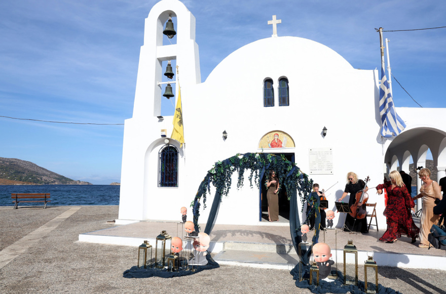 Έλενα Τσαγκρινού - Dj Stephan: Οι πρώτες φωτογραφίες από τη βάφτιση του γιου τους