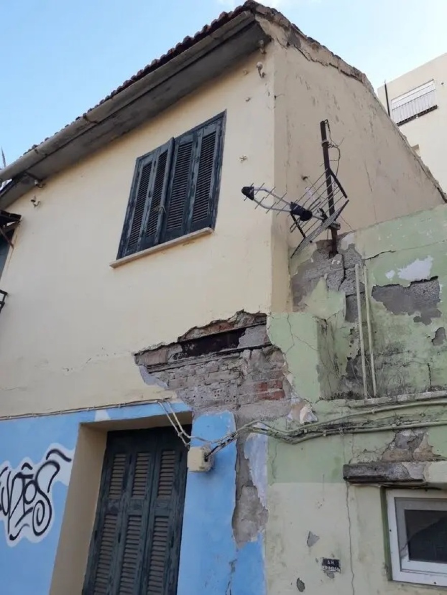 Συναγερμός στο Ηράκλειο: Κατέρρευσαν μπαλκόνι και τμήμα ενός οικήματος