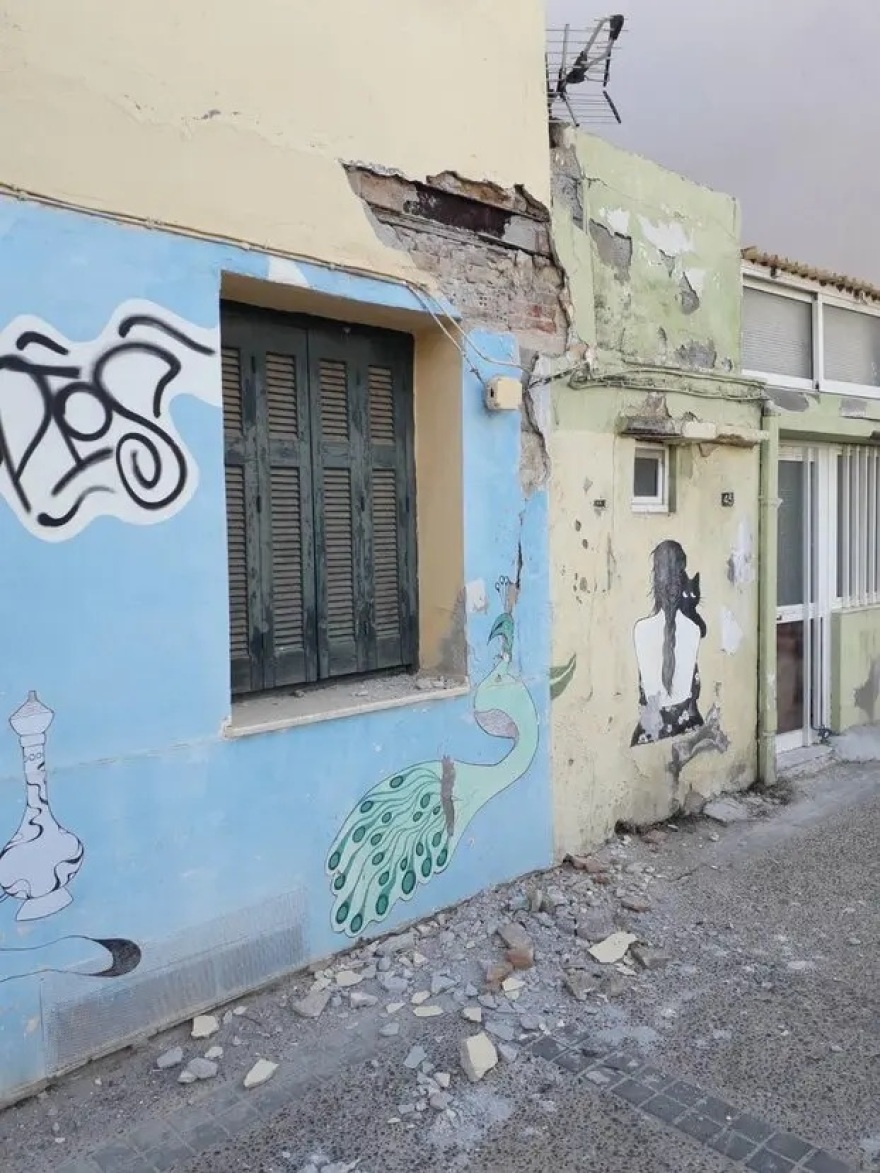 Συναγερμός στο Ηράκλειο: Κατέρρευσαν μπαλκόνι και τμήμα ενός οικήματος