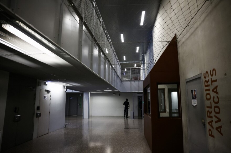 Στην ιστορική φυλακή La Santé θα πάει ο Νικολά Σαρκοζί - Σε μονόκλινο, στην VIP πτέρυγα με επί πληρωμή τηλεόραση και τηλέφωνο
