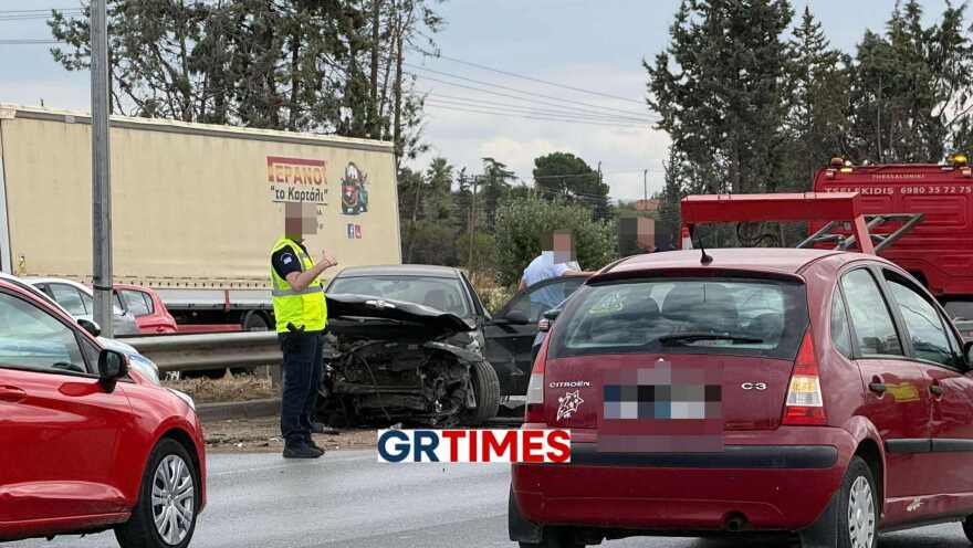 Καραμπόλα τεσσάρων ΙΧ κι ενός φορτηγού στη Θεσσαλονίκης – Μουδανιών, δύο άτομα τραυματίστηκαν
