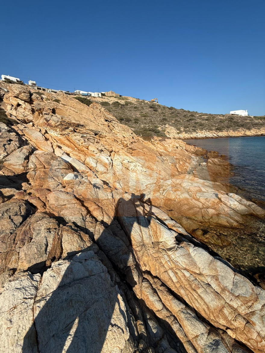 Αντίπαρος: Διαμάχη για το οικόπεδο του Μιλτιάδη Κύρκου - Ο αποχαρακτηρισμός, οι προσφυγές και η ανέγερση υπόσκαφων