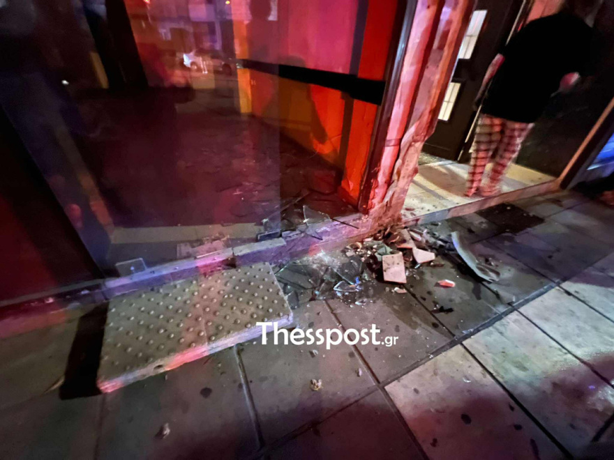Αυτοκίνητο «καρφώθηκε» σε βιτρίνα μαγαζιού στη Θεσσαλονίκη - Τραυματίστηκε ελαφρά ο οδηγός, δείτε βίντεο 