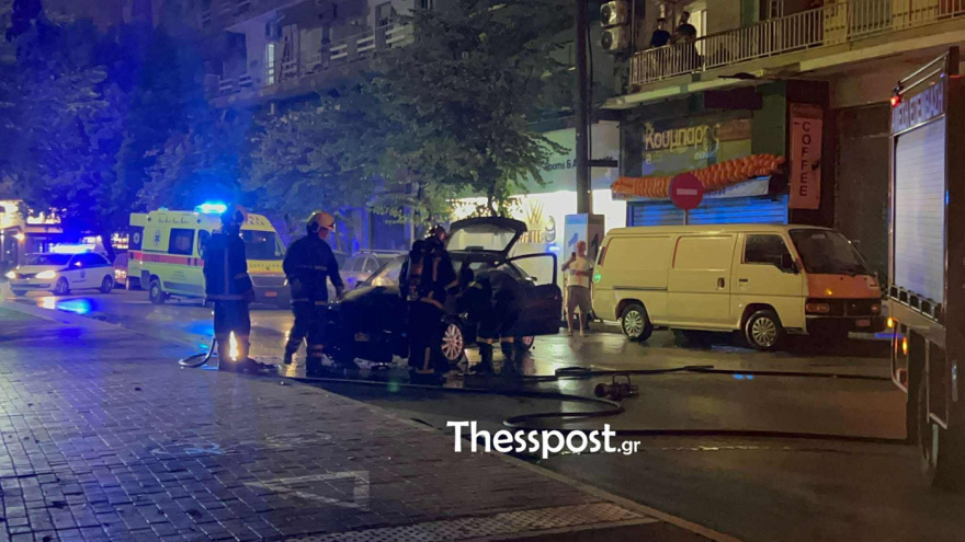 Αυτοκίνητο «καρφώθηκε» σε βιτρίνα μαγαζιού στη Θεσσαλονίκη - Τραυματίστηκε ελαφρά ο οδηγός, δείτε βίντεο 