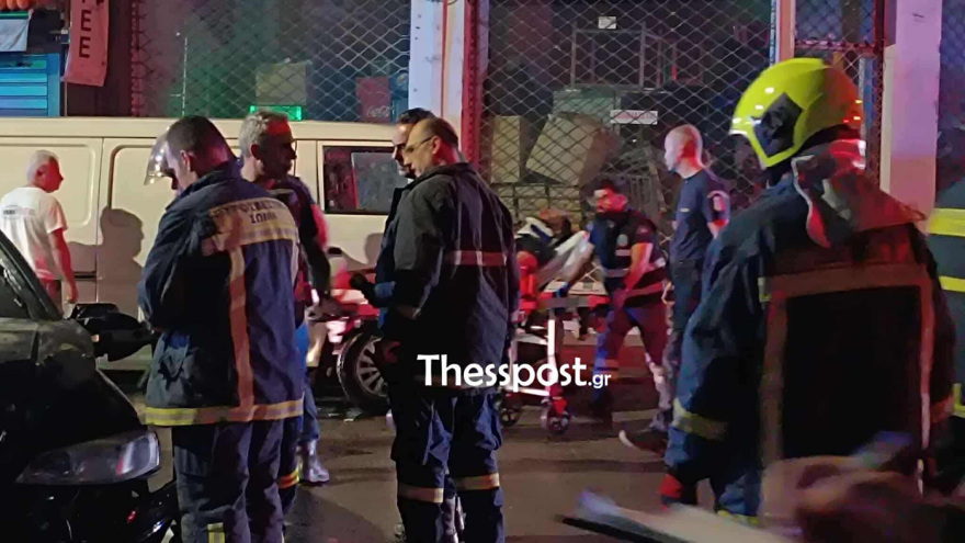 Αυτοκίνητο «καρφώθηκε» σε βιτρίνα μαγαζιού στη Θεσσαλονίκη - Τραυματίστηκε ελαφρά ο οδηγός, δείτε βίντεο 