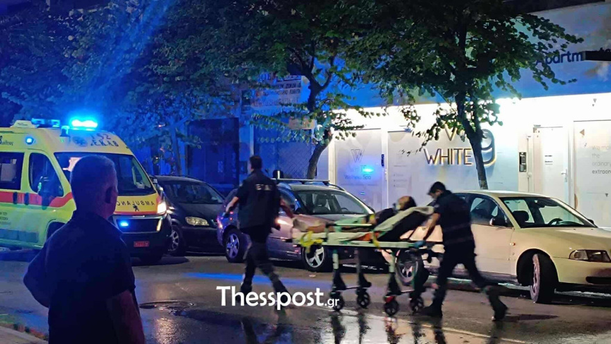 Αυτοκίνητο «καρφώθηκε» σε βιτρίνα μαγαζιού στη Θεσσαλονίκη - Τραυματίστηκε ελαφρά ο οδηγός, δείτε βίντεο 