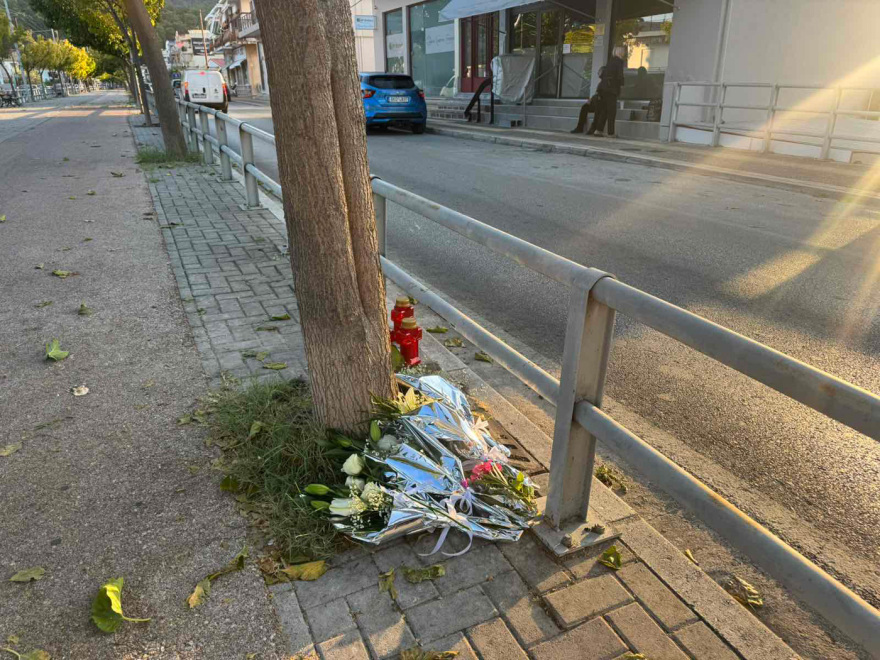 Λουλούδια, κεριά, ζωγραφιές και σημειώματα στο σημείο που σκοτώθηκε ο 10χρονος Μάξιμος στην Ηγουμενίτσα