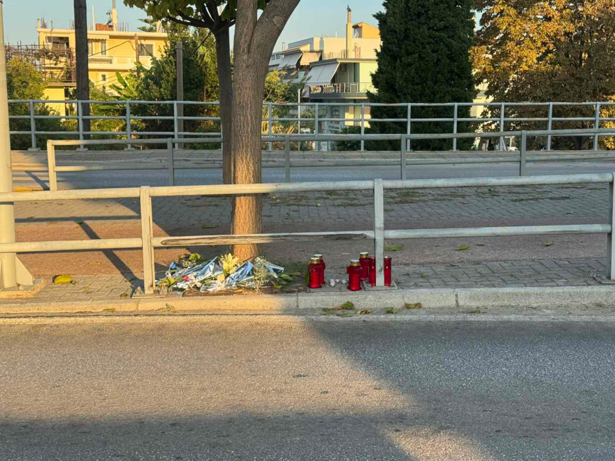Λουλούδια, κεριά, ζωγραφιές και σημειώματα στο σημείο που σκοτώθηκε ο 10χρονος Μάξιμος στην Ηγουμενίτσα
